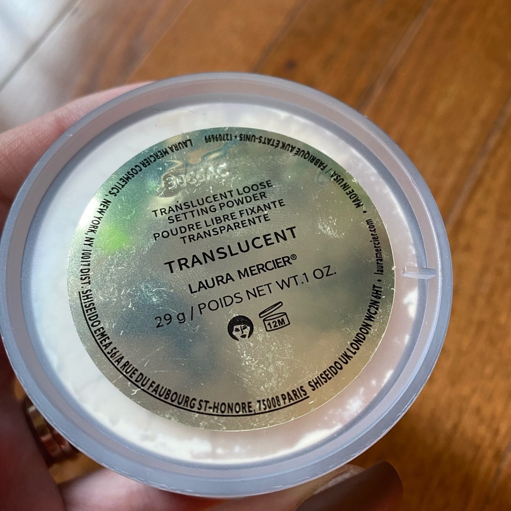 Laura Mercier Translucent Loose Setting Powder - full size - Picture 3 of 5